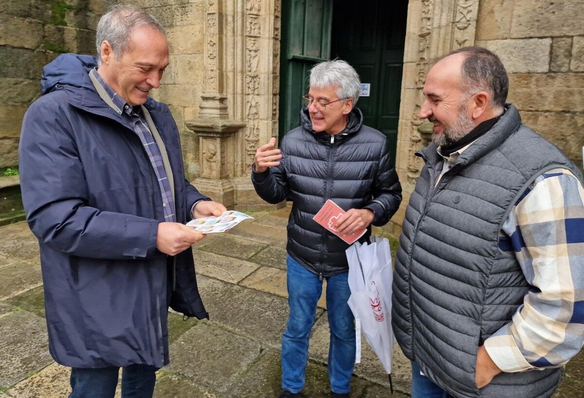 Agustín Reguera con varios miembros de la asociación de vecinos de Santa María 