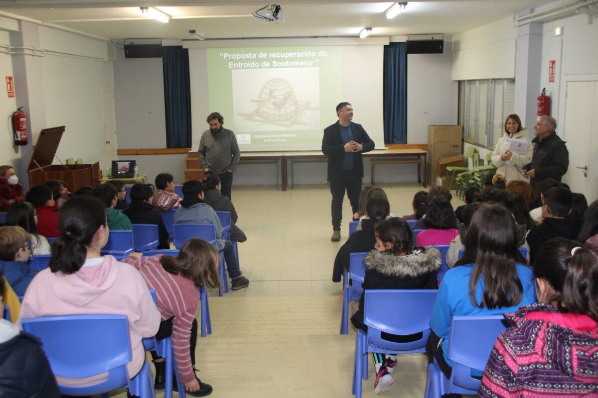 Manu Lourenzo y Rafa Quintía hablando del Entruido en un centro educativo de Soutomaior