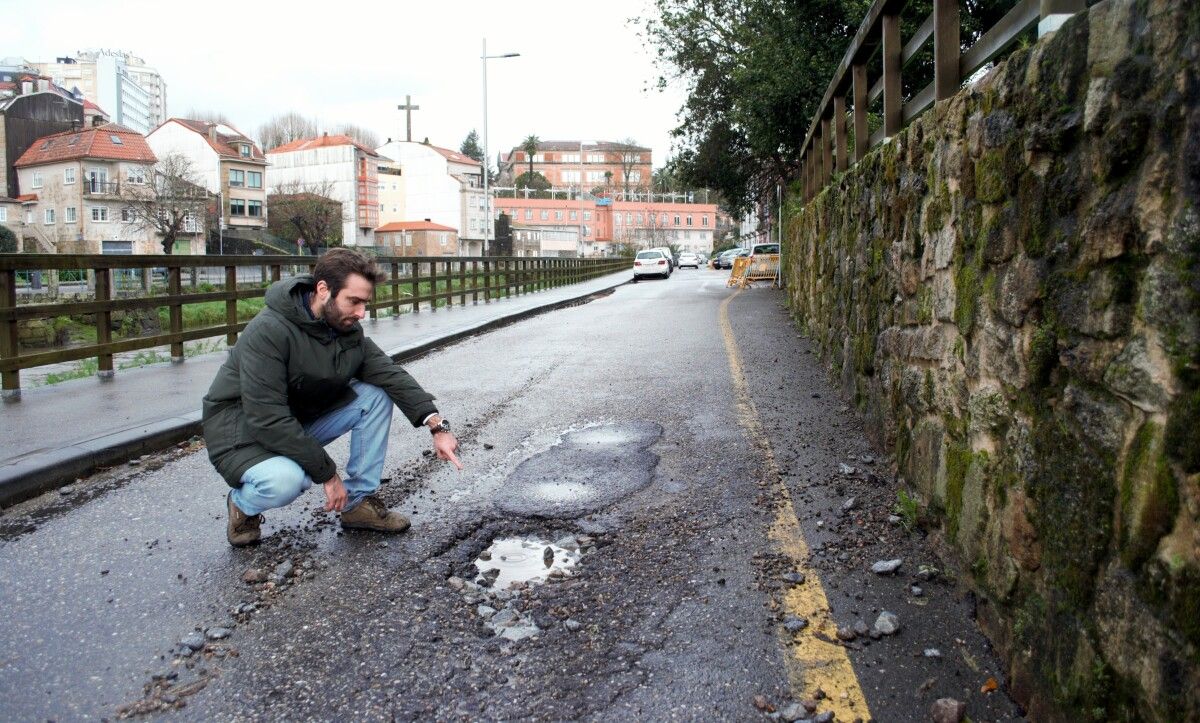 Iago Acuña, del PP, observa un socavón en el barrio de San Roque