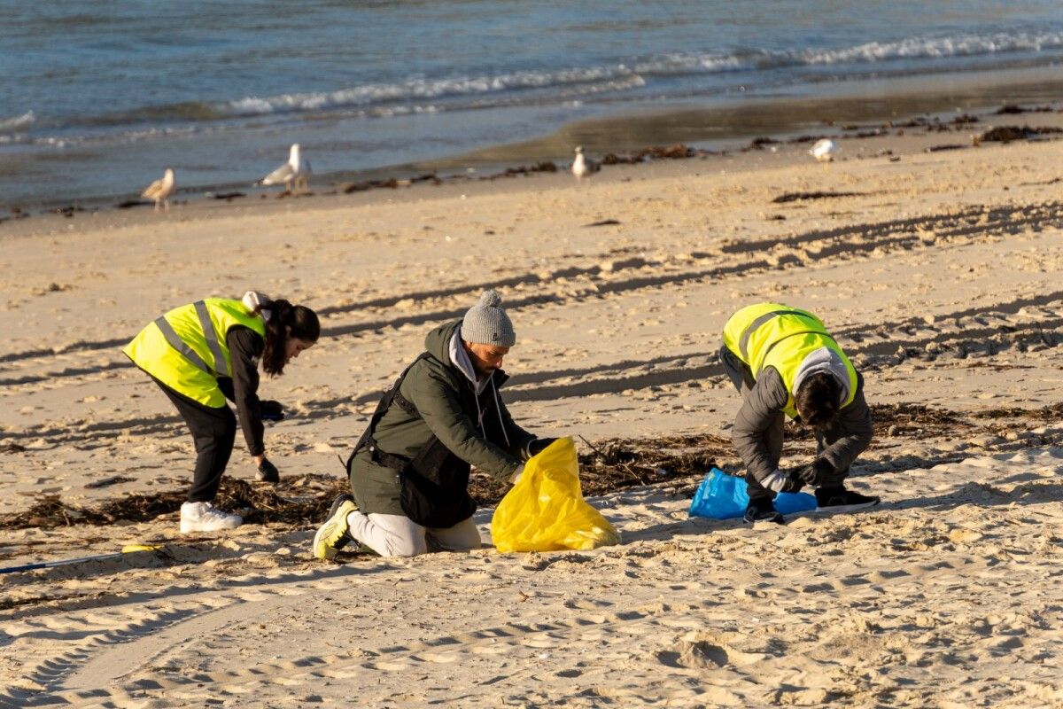 Jornada de limpieza en el litoral de Sanxenxo