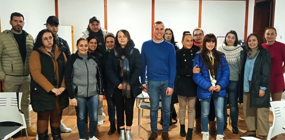 El alcalde de Moraña y miembros del gobierno local visitan al alumnado de las clases de Educación de Adultos