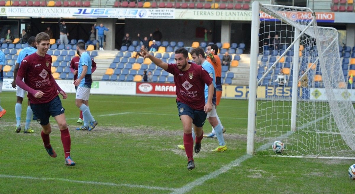 Campillo celebra el segundo gol del Pontevedra al Ribadeo en Pasarón