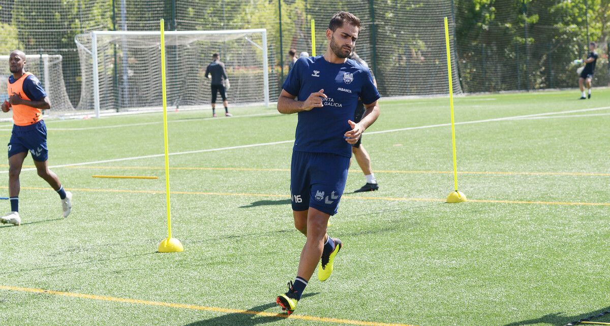 Toño Calvo, entrenando con el Pontevedra en A Xunqueira