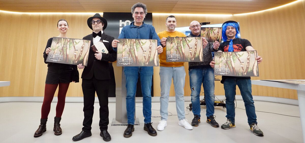 Paula Andrés, Kiko da Silva, Demetrio Gómez e representantes da Murga do Naveiro