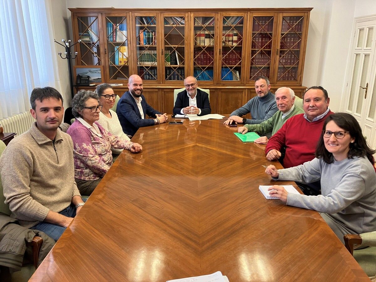 Reunión de Abel Losada con la plataforma vecinal de Bora y Xeve