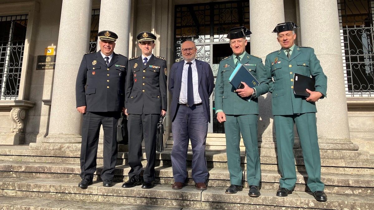 Abel Losada y dirigentes policiales antes de la junta provincial de seguridad