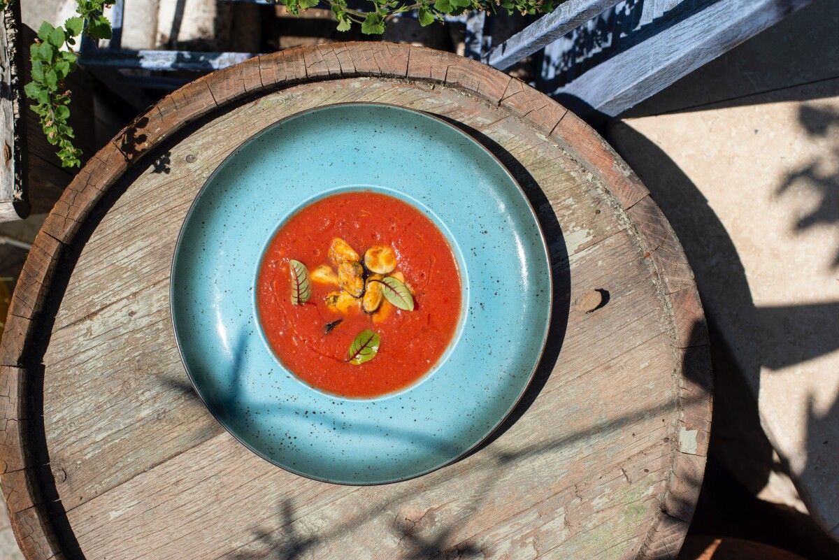 Sopa cremosa de tomate con mejillones