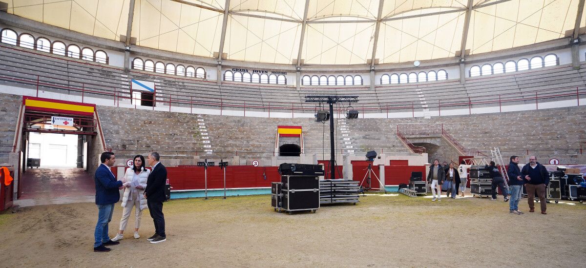 Luis López, Paula Prado y Rafa Domínguez conversan en la plaza de toros