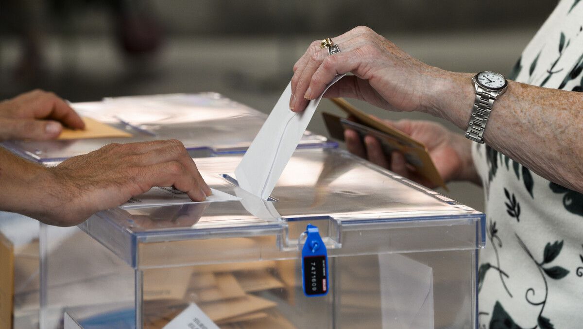 Xente votando en Pontevedra nas eleccións xerais do 23X