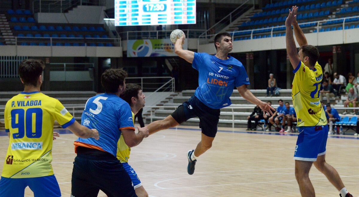 Partido entre Teucro y Carballal en el Pabellón Municipal