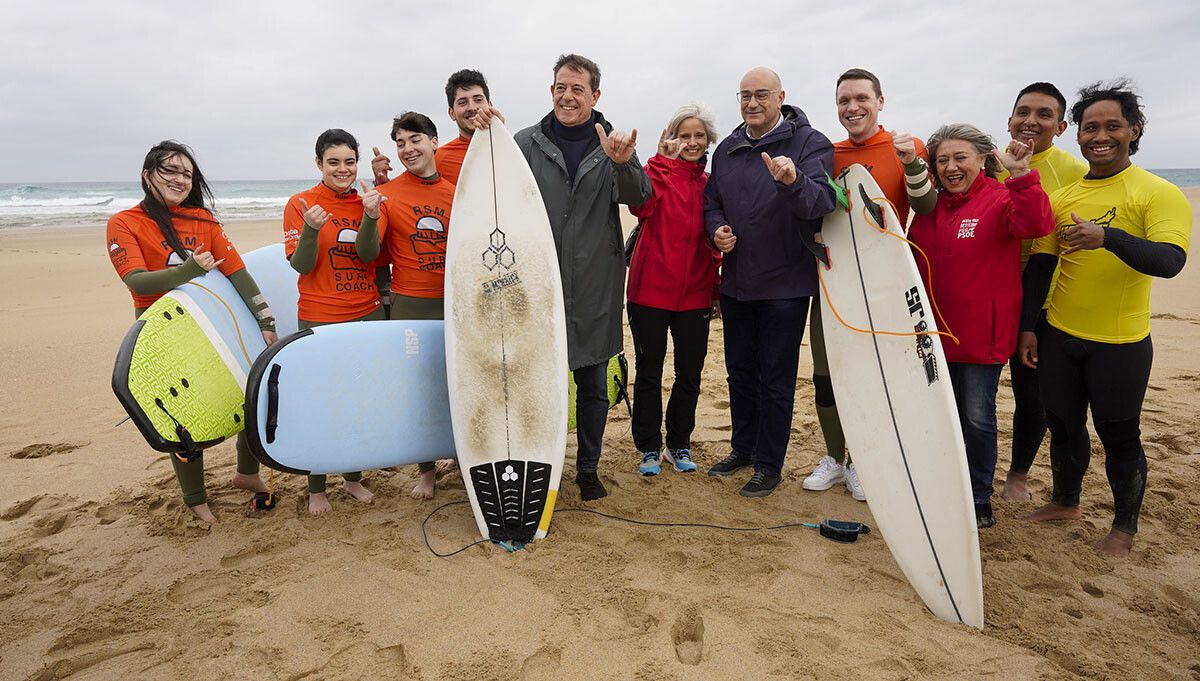 Encontro de José Ramón Gómez Besteiro con surfistas