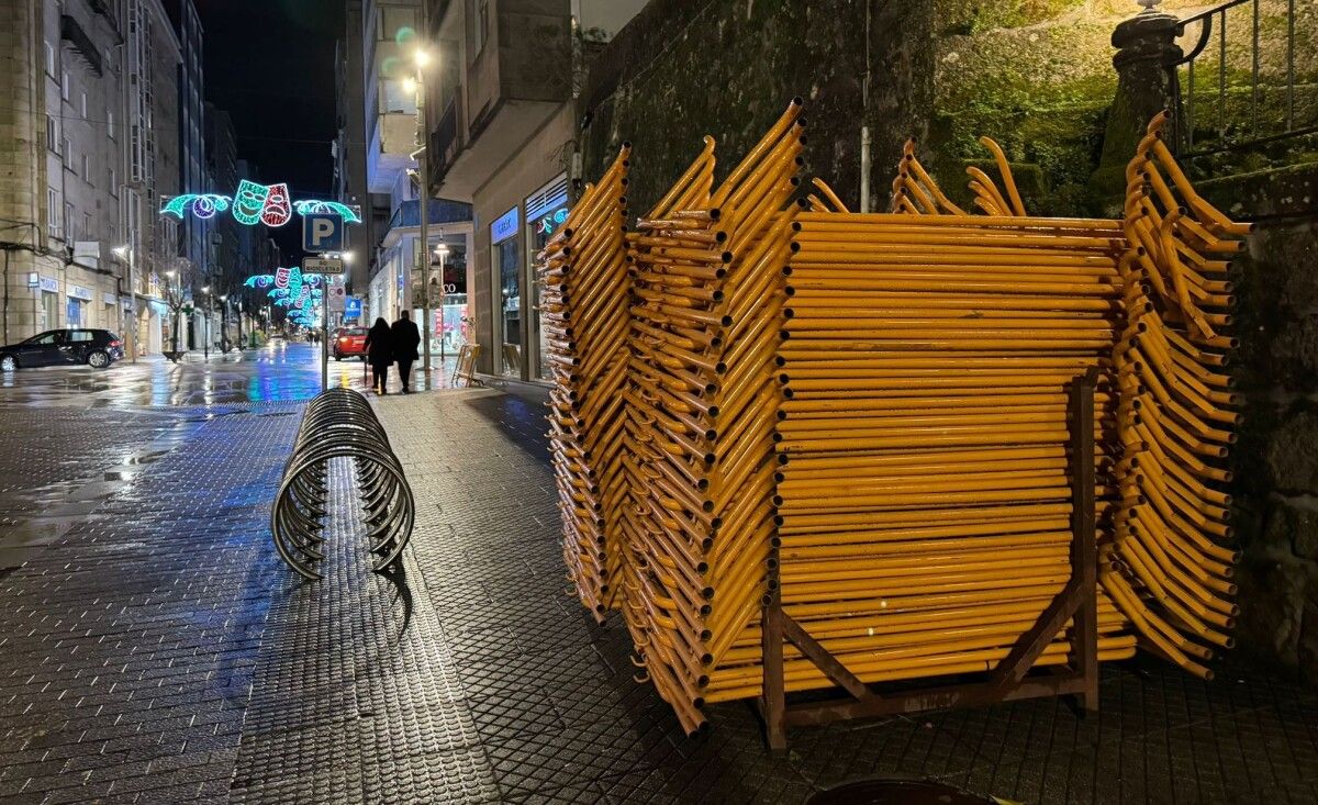 Valos preparados para acoutar o percorrido do desfile de Entroido