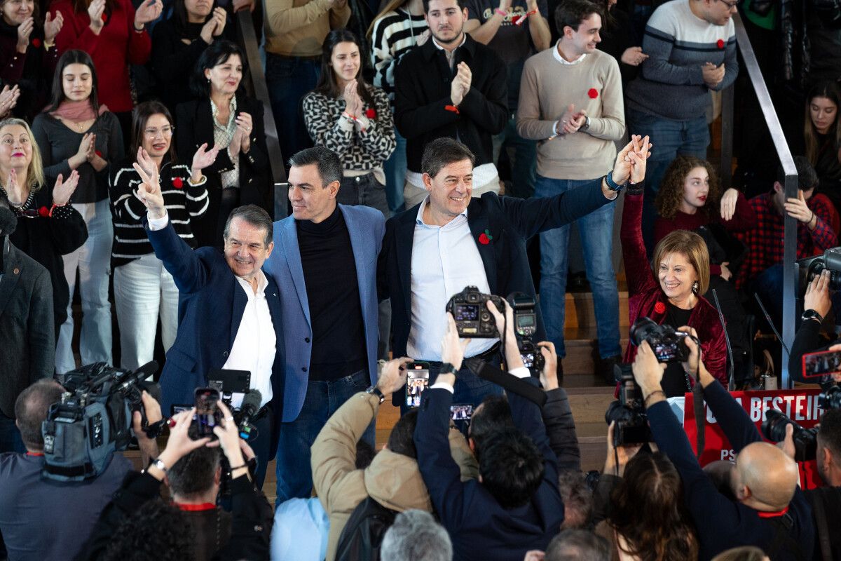 Pedro Sánchez arroupa a José Ramón Gómez Besteiro en Vigo