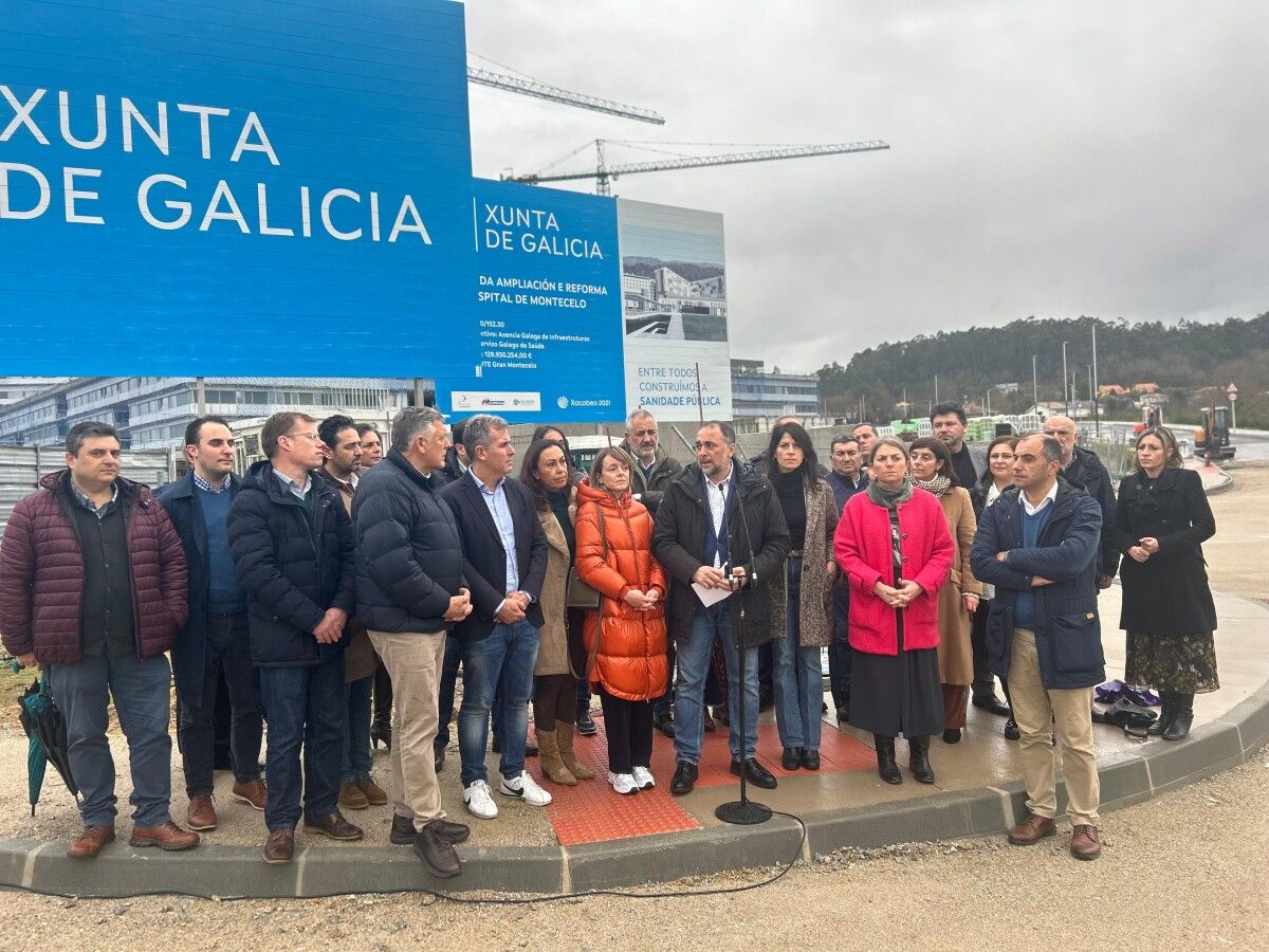 García Comesaña xunto a outras integrantes da candidatura, alcaldes e portavoces do PPdeG