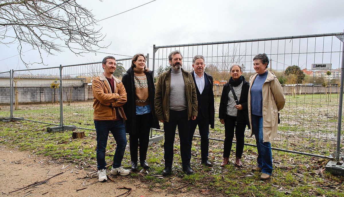 Luis Bará e candidatos do BNG nos terreos liberados na Xunqueira de Alba