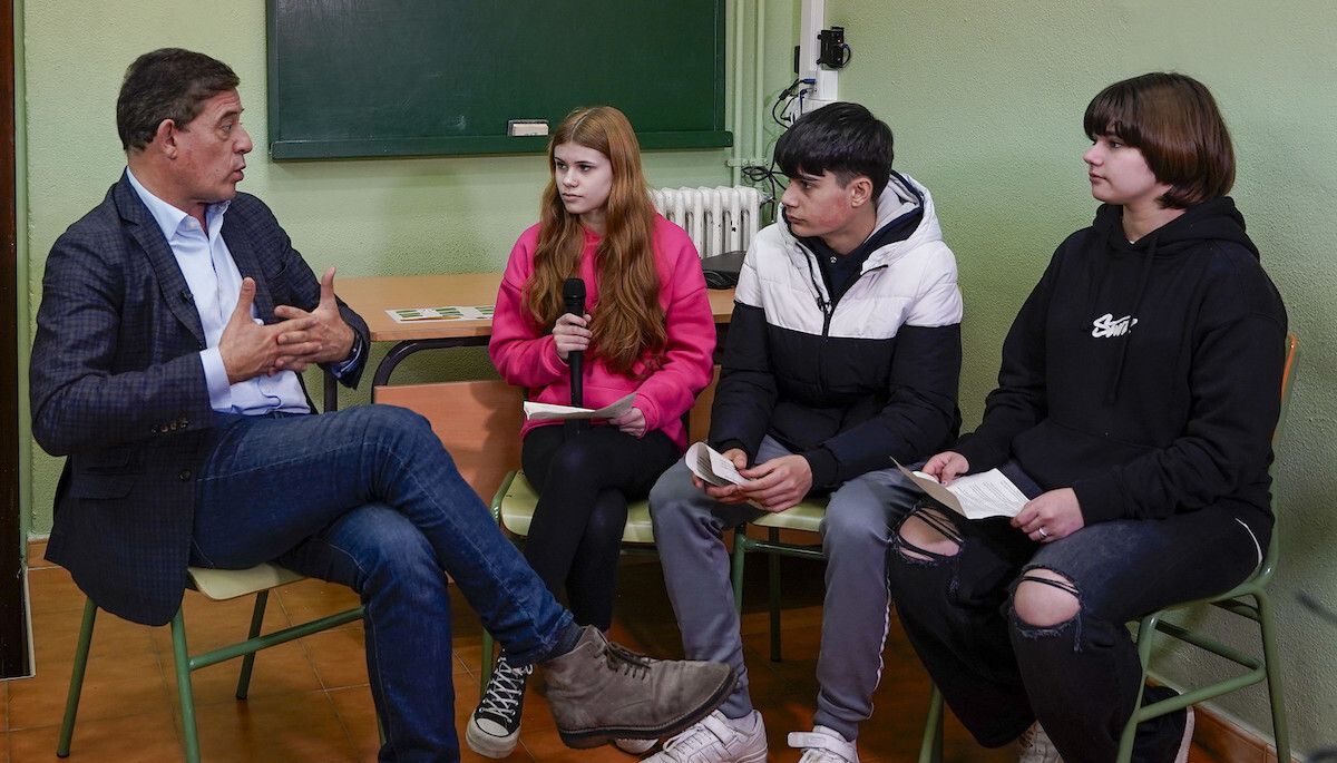 José Ramón Gómez Besteiro, con estudantes dun instituto