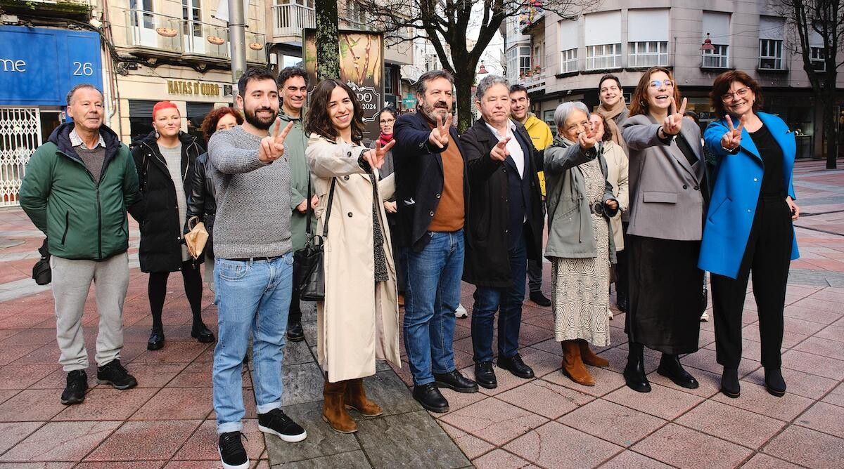 Luis Bará, xunto o alcalde e cargos do BNG no peche de campaña