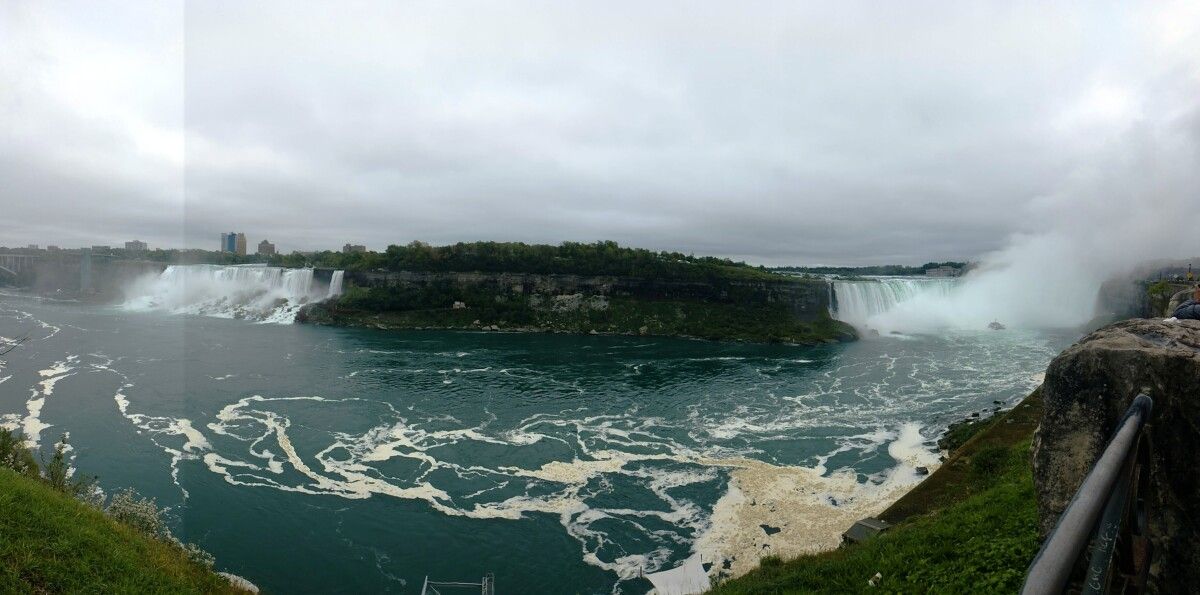 Panorámica das tres cataratas co Rainbow Bridge ao fondo