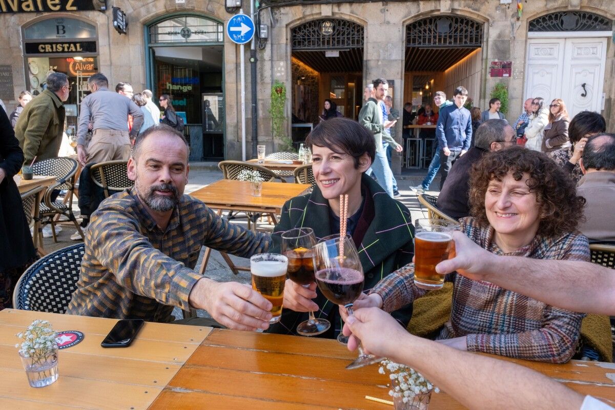 Ana Pontón coa súa parella, a súa filla e amigos na xornada de reflexión