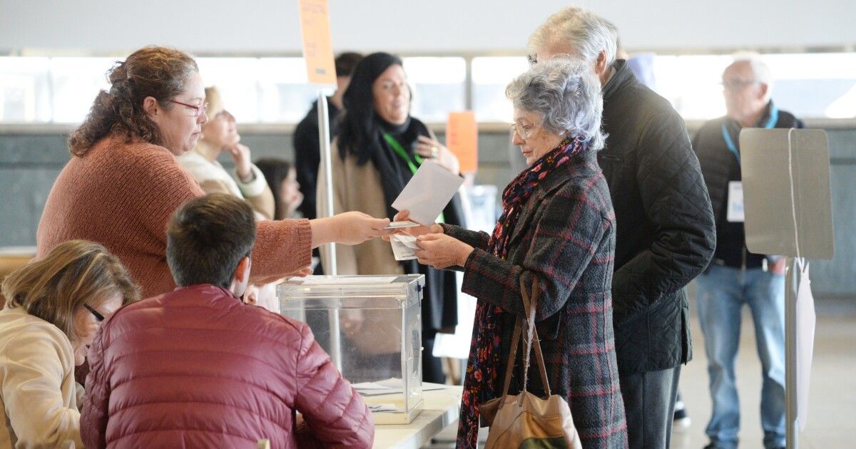 Votantes no recinto feiral de Pontevedra o 18F