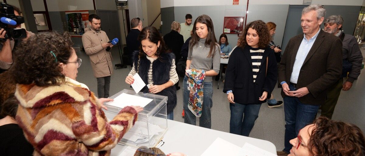 Alfonso Rueda acudiu a votar acompañado da súa familia