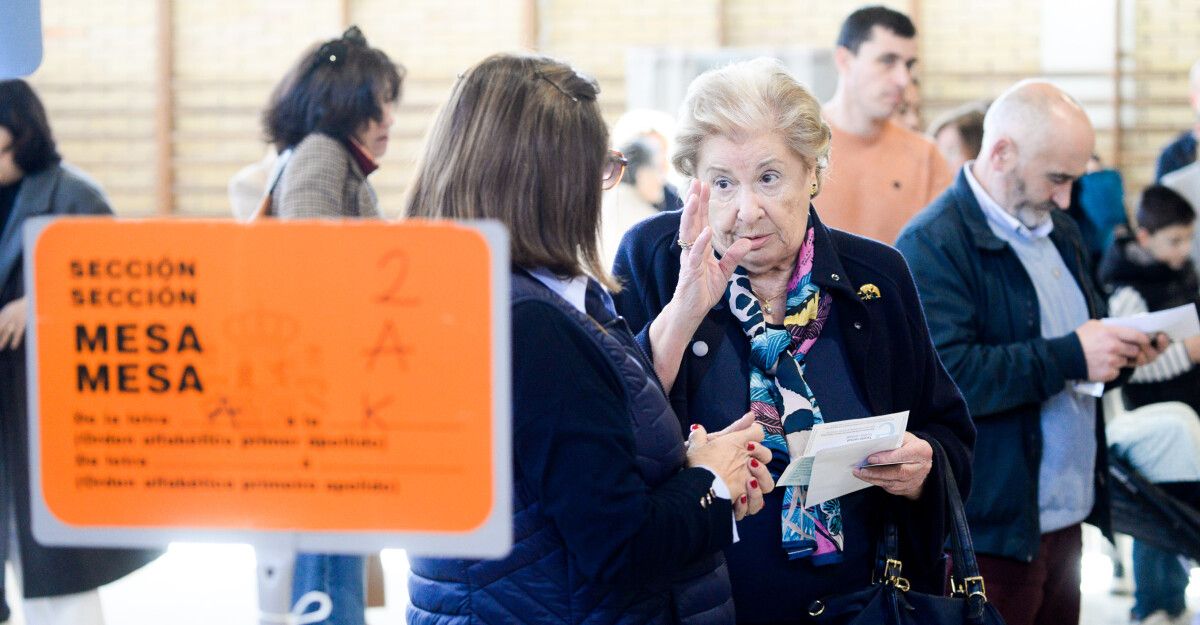 Persoas votando en Pontevedra o 18F