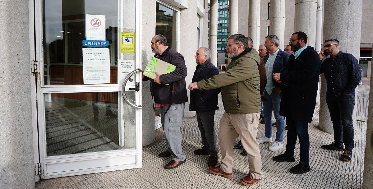 Comuneiros de Pontevedra no edificio xudicial de A Parda