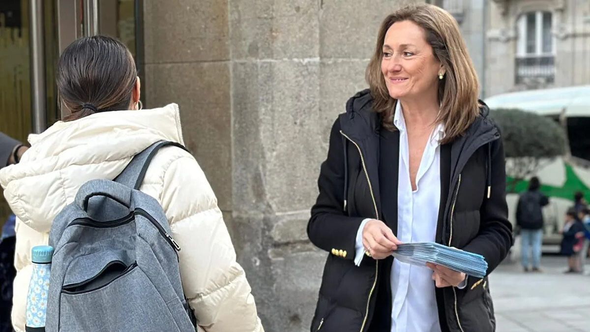 Luisa Sánchez repartiendo propaganda electoral del PP en Vigo