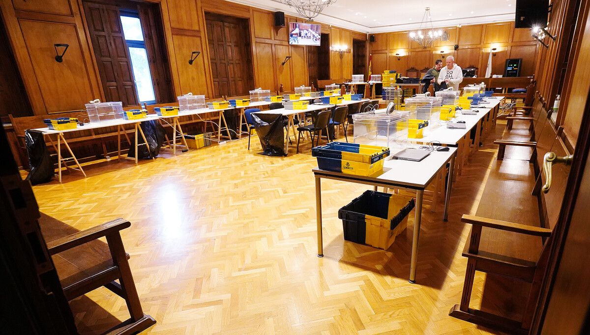 Preparativos na Audiencia de Pontevedra para reconto do voto emigrante