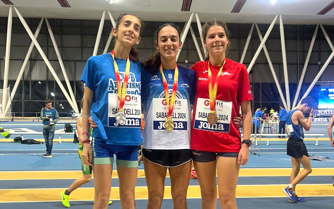 Sabela Martínez (centro) tras proclamarse en Sabadell campeona de España Sub-18