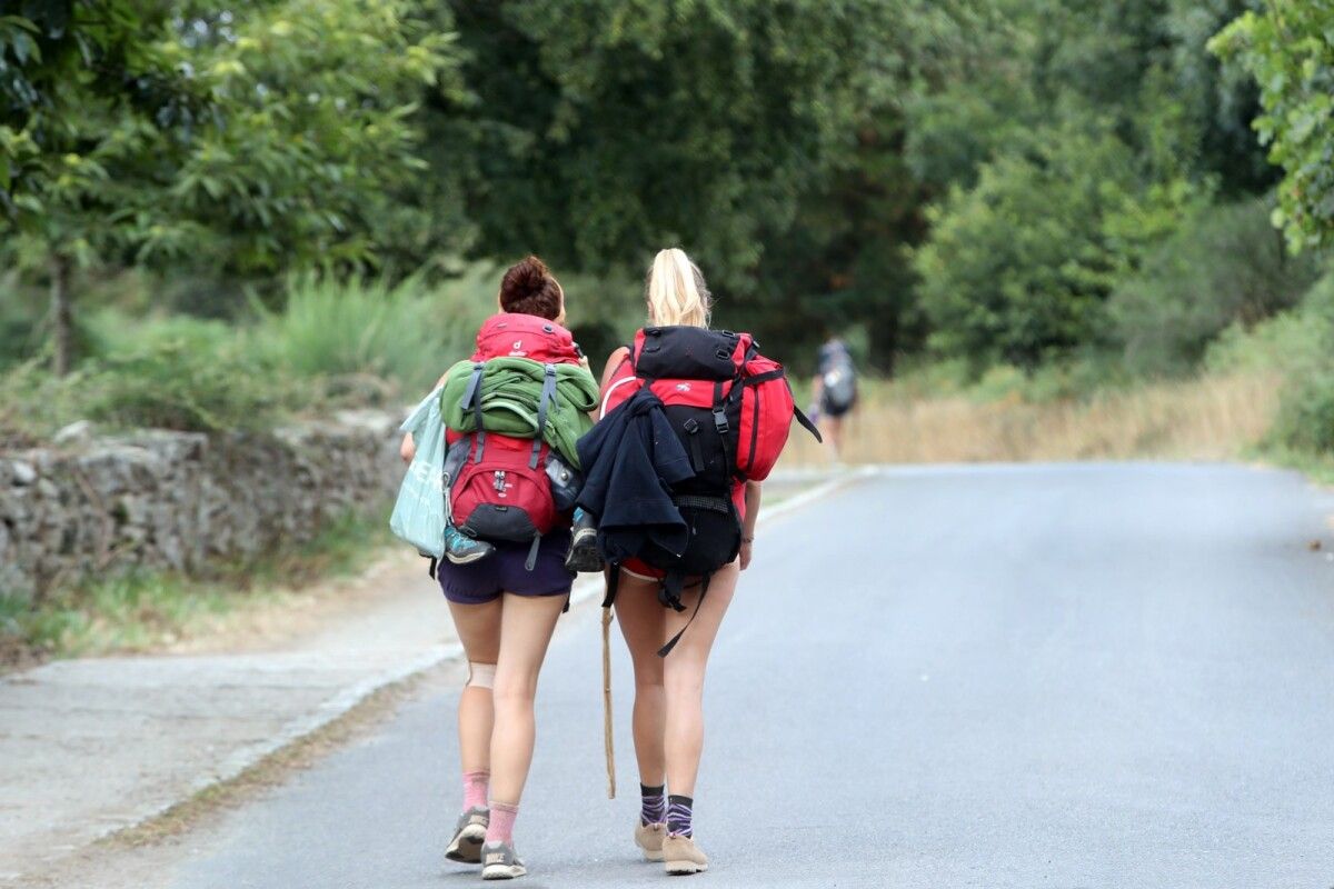 Dos peregrinas haciendo el Camino de Santiago