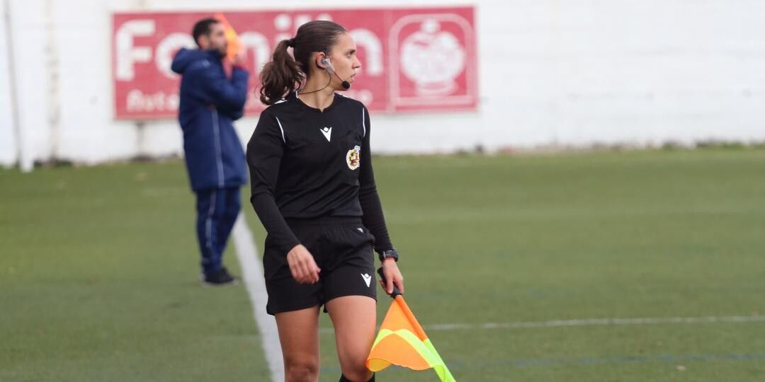 La asistente Iris Romero durante un partido de fútbol