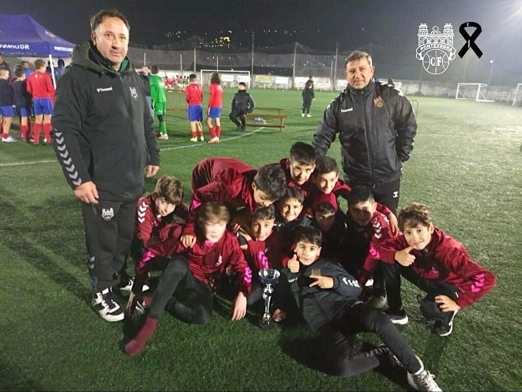 Juan Carlos Jamardo Lusquiños, cun dos equipos de base do Pontevedra CF