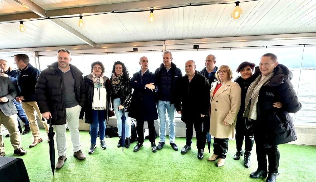 Alfonso Rueda visita las obras de mejora en la marina de Vilanova de Arousa