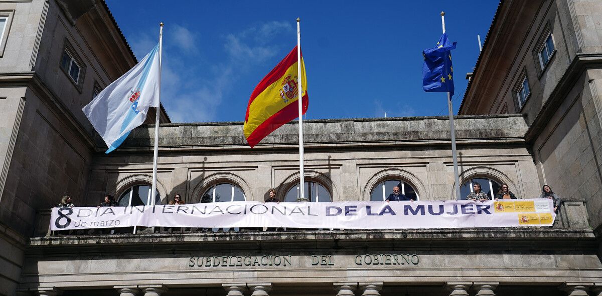 Colocación de la pancarta en la Subdelegación del Gobierno con motivo del Día Internacional de la Mujer