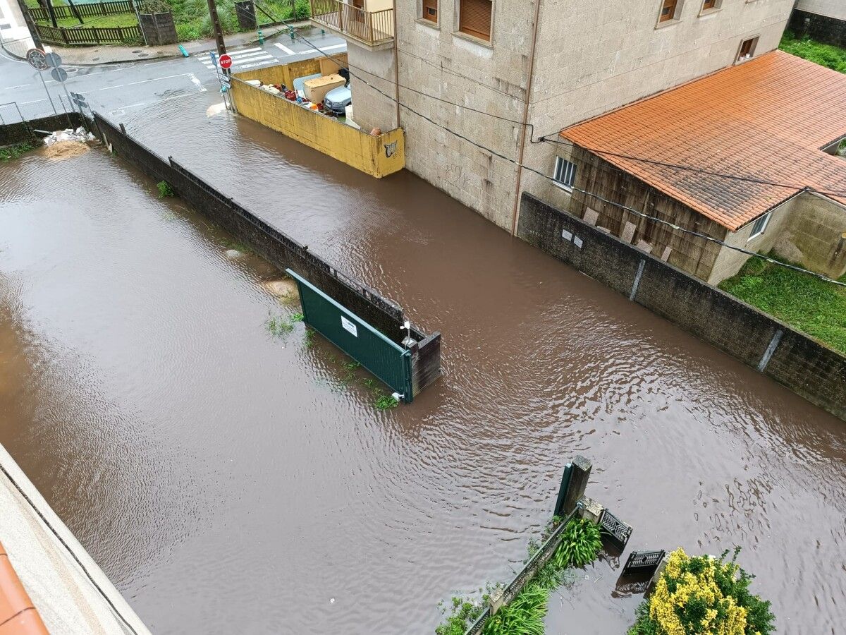 Inundación na rúa do Santo, en Lourizán