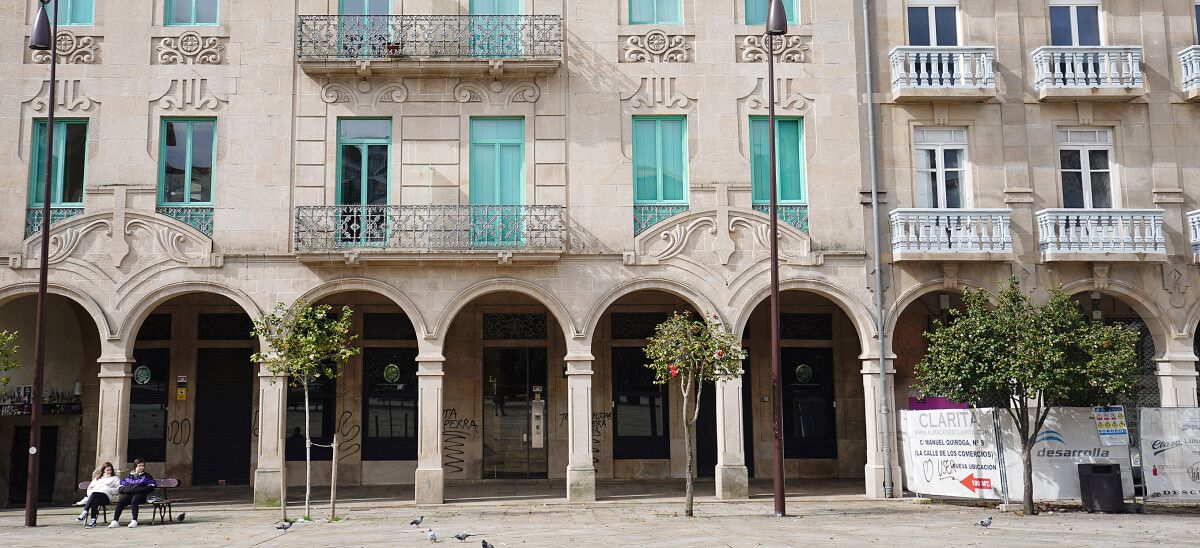 Edificio de la plaza de A Ferrería afectado por la presencia de personas conflictivas