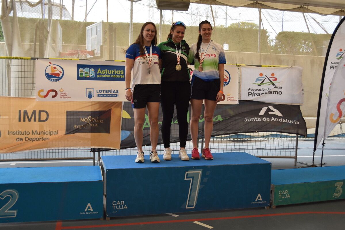 Antía Otero, en el podio del Campeonato de España de Invierno celebrado en Sevilla