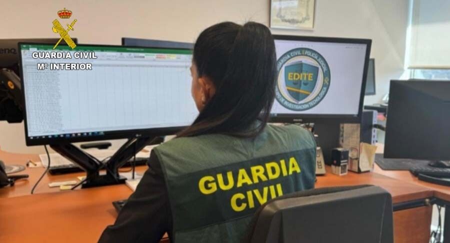 Axente do equipo de investigación tecnolóxica da Garda Civil