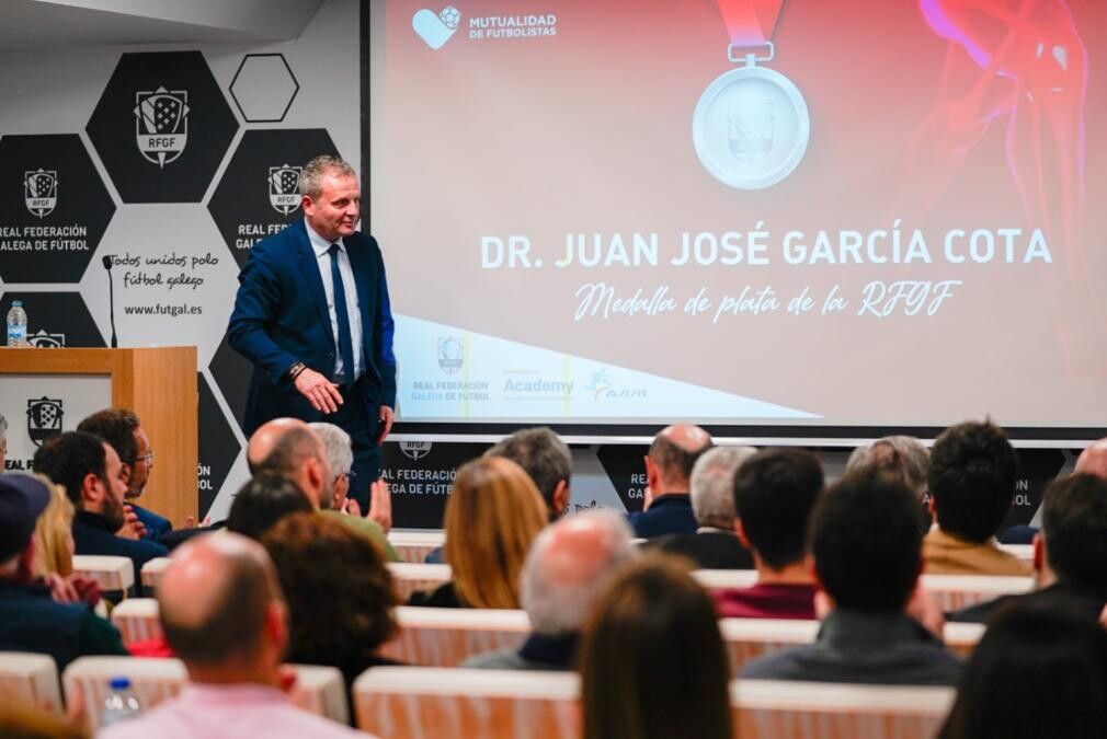 O doutor Juan José García Cota recibe a Medalla de Prata da RFGF