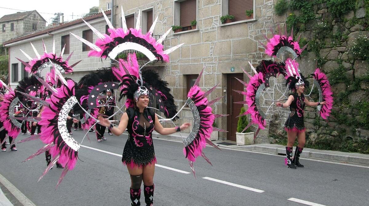 Participantes en el desfile de Entroido de Campo Lameiro