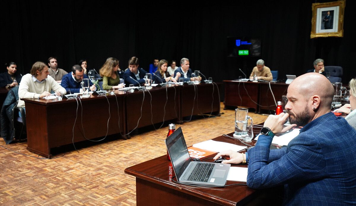 Rafa Domínguez (PP) e Iván Puentes (PSOE) entraron en debate durante el pleno