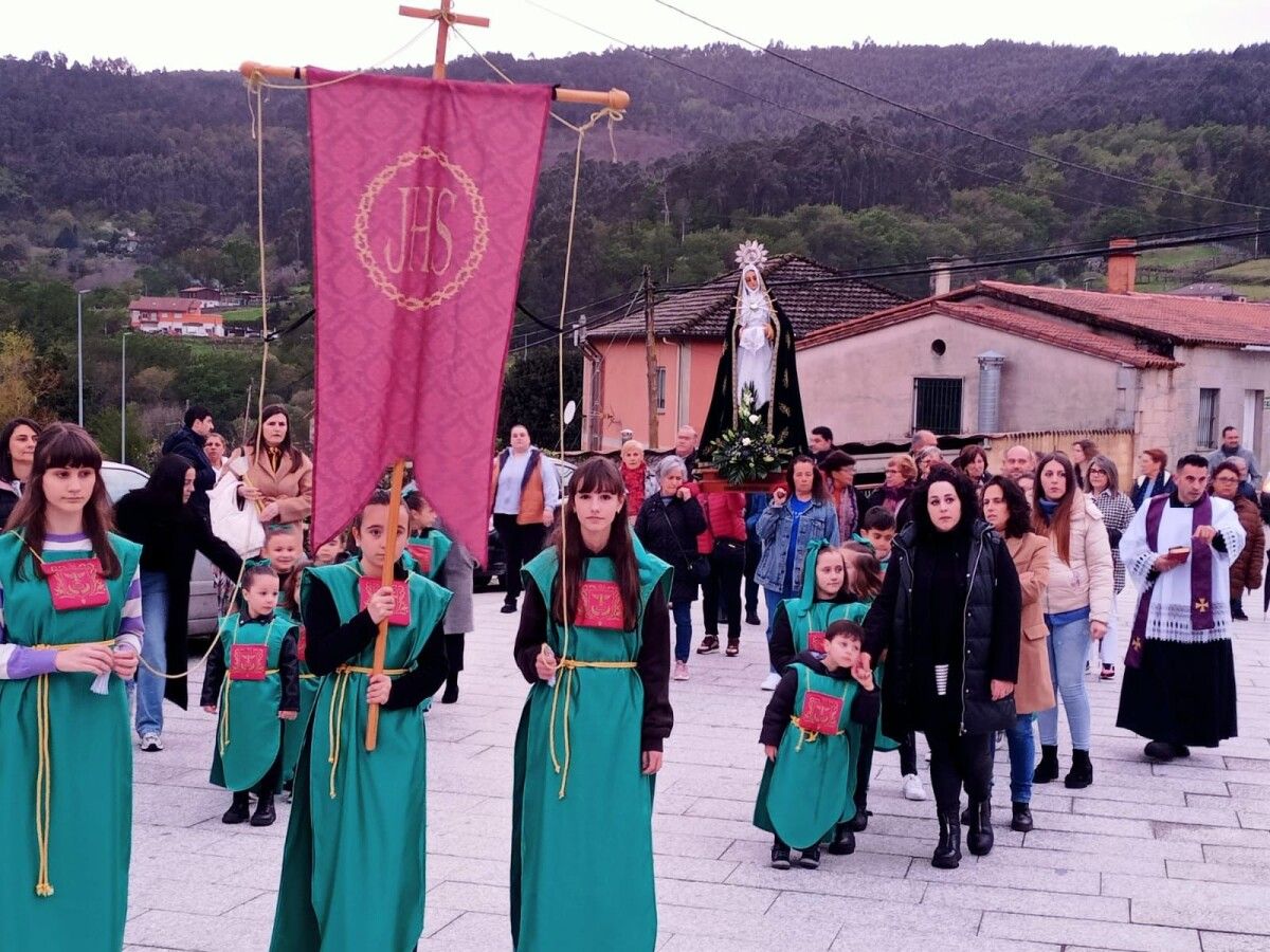 Procesión dos Caladiños de Campo Lameiro coa estrea dunha nova confraría infantil