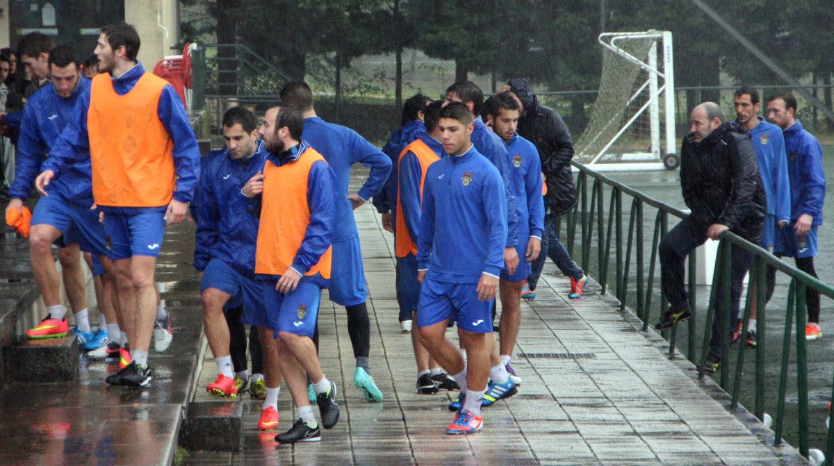 Entrenamiento bajo la lluvia del Pontevedra en A Xunqueira