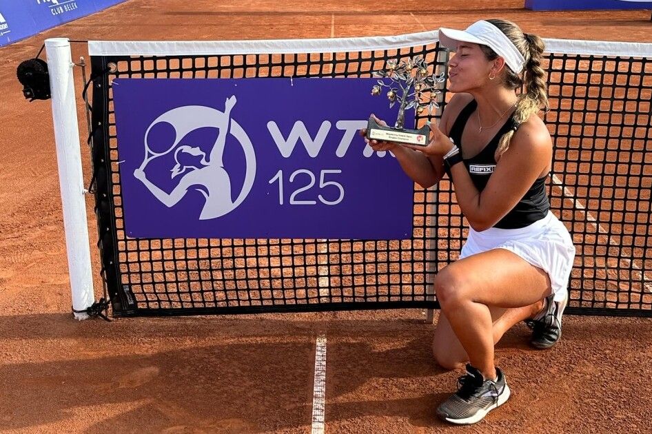 Jéssica Bouzas posa con el trofeo del Torneo WTA 125 de Antalya 