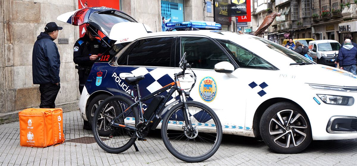 La Policía Local de Pontevedra dio el alto a un 'rider' en la plaza de la Peregrina