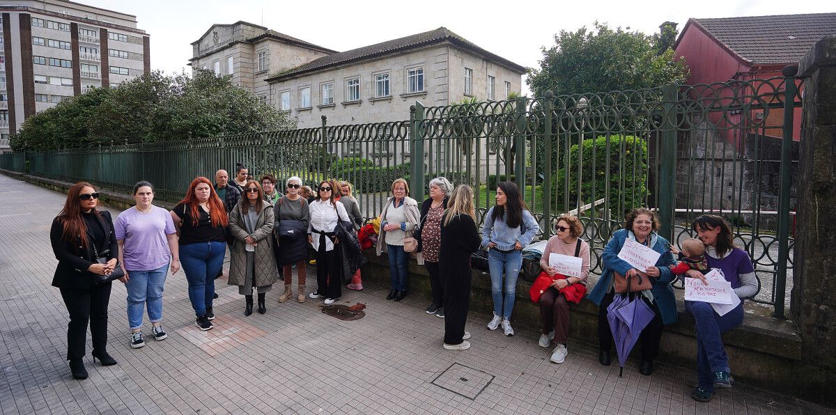 Concentración feminista delante del Punto de Encuentro Familiar en la avenida de Vigo