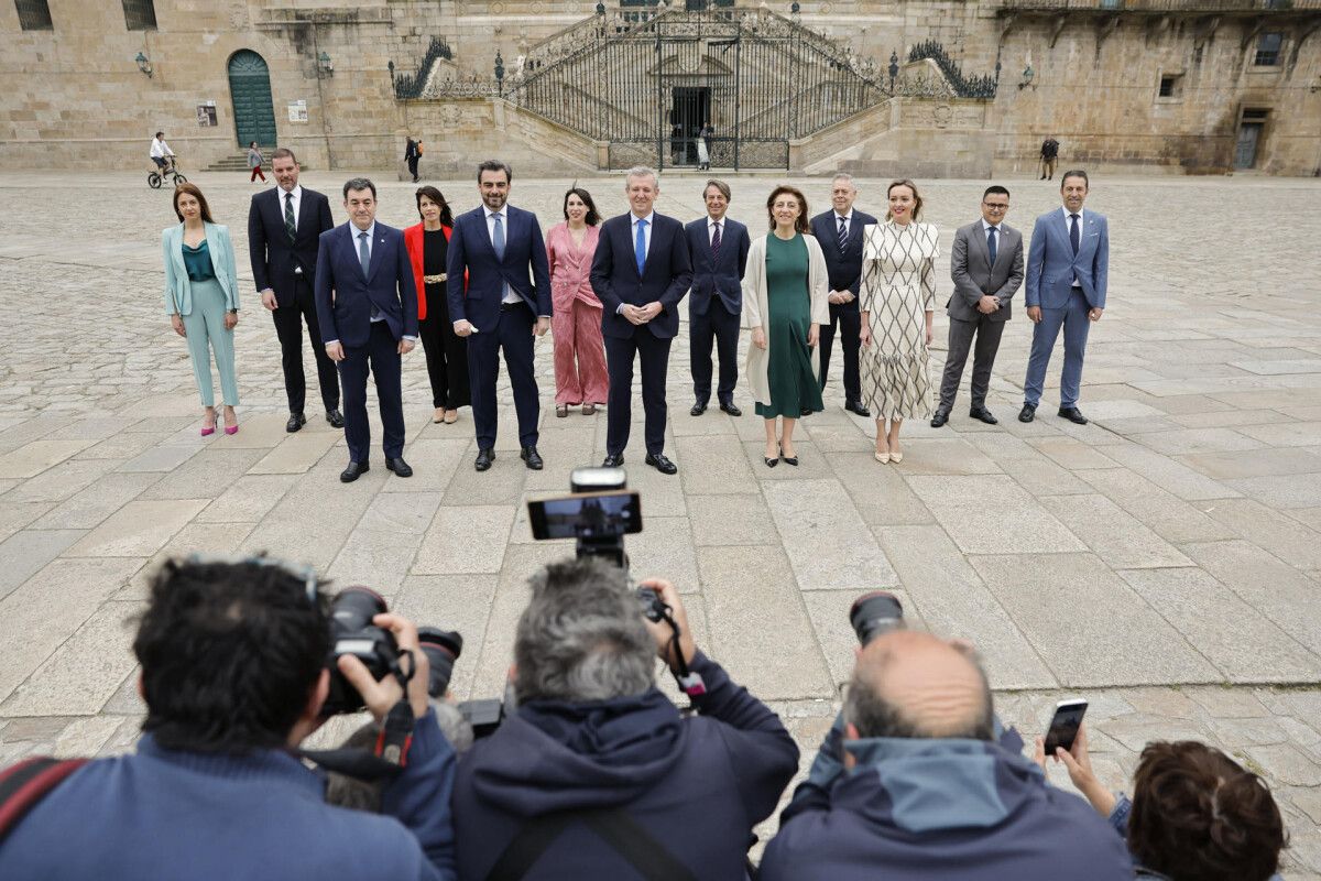 O presidente da Xunta, Alfonso Rueda, posa para os medios co seu novo equipo de goberno antes da toma de posesión dos seus cargos