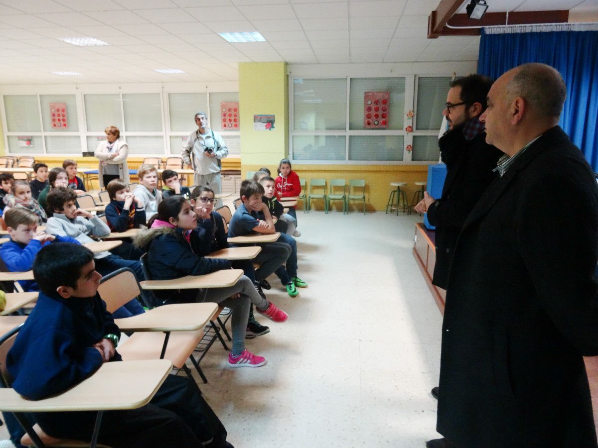 Visita del vicerrector del campus y el concejal de Educación al colegio Campolongo 