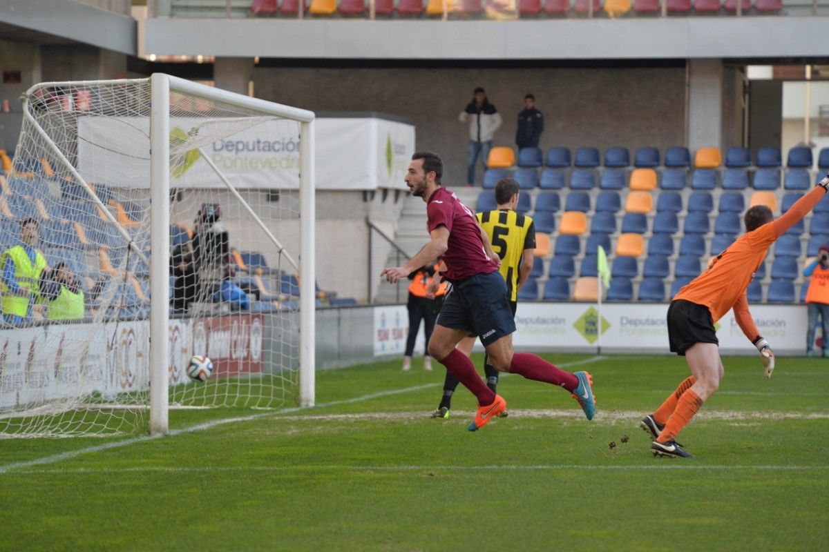 Pablo Carnero celebra el primer gol del Pontevedra ante el Ribadumia en Pasarón